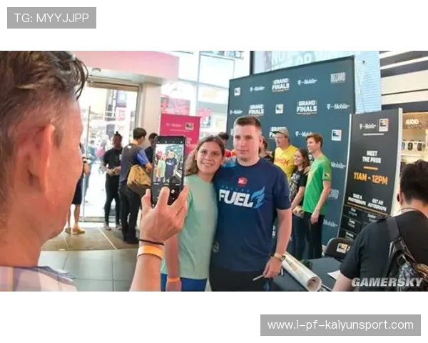 冠军球队球员签名会现场秩序井然粉丝反响热烈，ning冠军签名