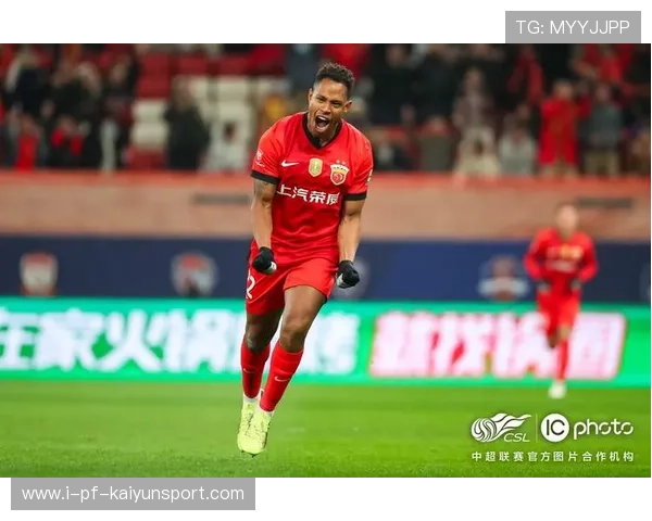 中超门将伸腿救险扑出单刀赢得掌声